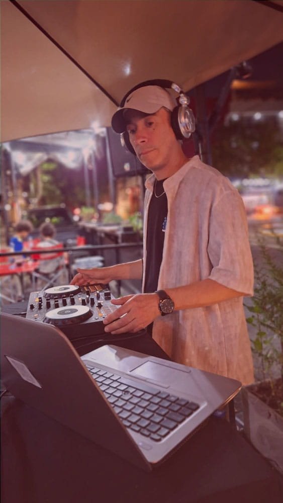 DJ FLX22 durante una presentación House en vivo con energía de club