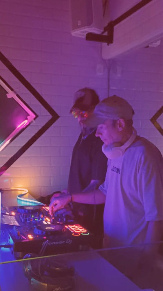 DJ FLX22 realizando un Live DJ Set de House y Tech House en Buenos Aires, Argentina