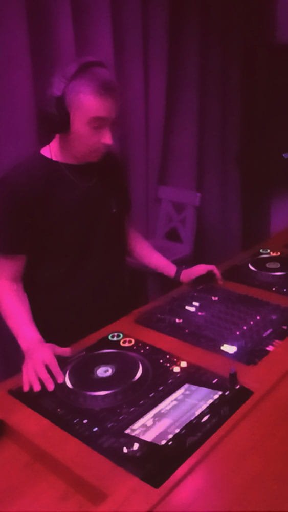 DJ FLX22 en cabina tocando Tech House para clubes y eventos premium en Argentina